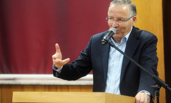 Hamza premton 50% rritje të pagave për mantelbardhët, zero kosto për pranimin e pacientëve dhe zero lista të pritjes në spitalet publike