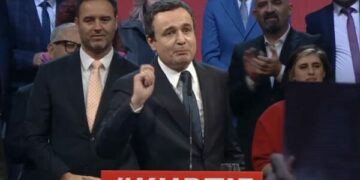 I akuzoi gazetarët dhe analistët, videoja nga tubimi mbrëmë tregon se Kurti pisket më shumë kur kërkon vota për pushtet