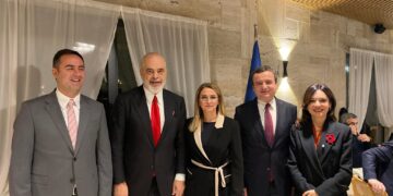 Shqipe Selimi publikon fotografi me Edi Ramën: Jemi një, ne bëjmë detyrën