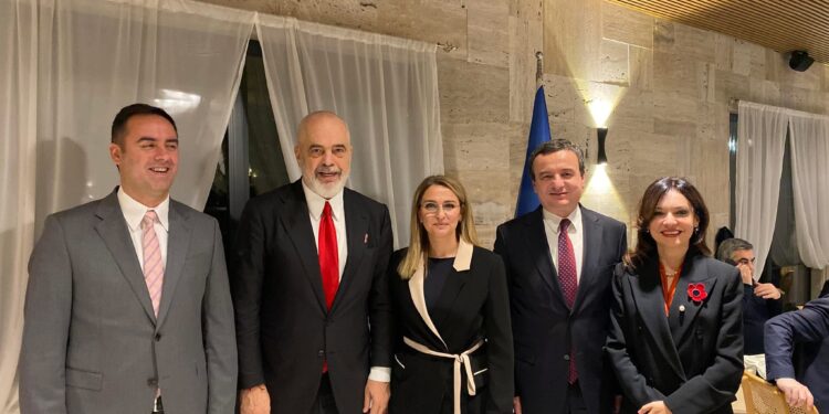 Shqipe Selimi publikon fotografi me Edi Ramën: Jemi një, ne bëjmë detyrën
