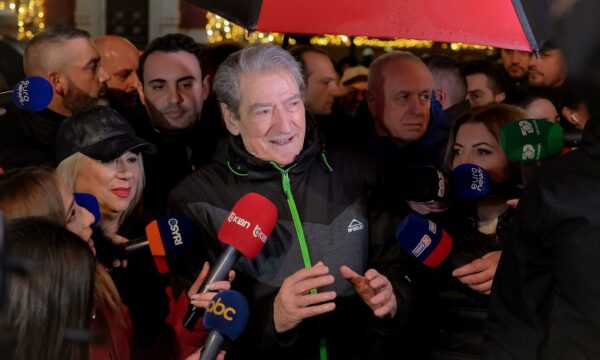 Berisha krahason protestat në Tiranë me ato në Beograd: Do jetë dimër i vështirë