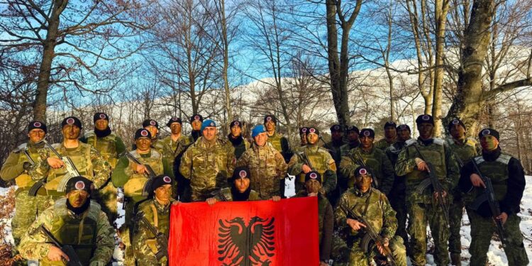 Ushtarë të FSK-së dhe FASh-it kryejnë stërvitje komplekse në kushte të vështira moti dhe terreni
