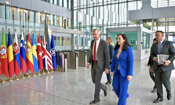 Osmani takohet me Ndihmëssekretarin e Përgjithshëm të NATO-s, flasin për paqen e sigurinë në Kosovë