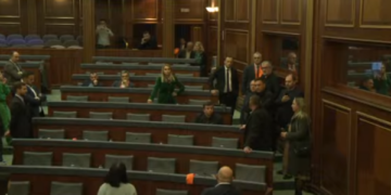 “I qëndroni gatitun Radoiçiqit dhe luf’toni Republikën e Kosovës” – Konjufca i ashpër me deputetët e Listës Serbe, u kërkon të largohen nga Kuvendi
