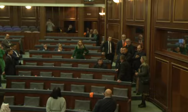 “I qëndroni gatitun Radoiçiqit dhe luf’toni Republikën e Kosovës” – Konjufca i ashpër me deputetët e Listës Serbe, u kërkon të largohen nga Kuvendi