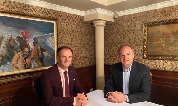 Enver Hoxhaj: Me mendje dhe me zemër, me Hajredin Kuçin!