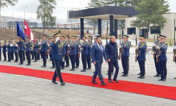 Maqedonci pret ministrin e mbrojtjes të Letonisë