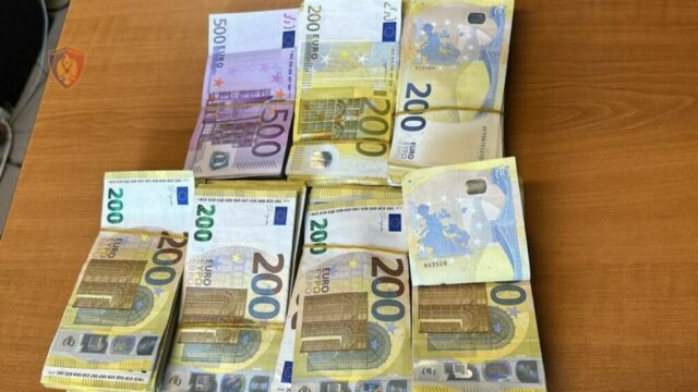 14 çanta me mbi 1 milionë tableta dhe 300 mijë euro, arrestohet në Rinas grupi nga Kosova