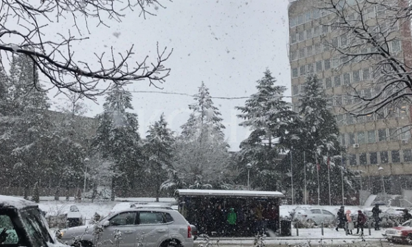 Borë sot në Kosovë, reshjet pritet të ndalen pasdite