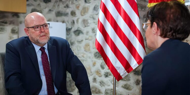 Ambasadori amerikan në lot pas takimit me Donika Gërvallën: Një emocion i thellë për Jusufin dhe Bardhoshin