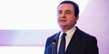 Kurti me thirrje për ambasadorët: Historinë e Kosovës tregojeni me guxim, bindje dhe vendosmëri