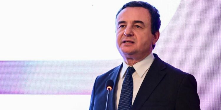 Kurti me thirrje për ambasadorët: Historinë e Kosovës tregojeni me guxim, bindje dhe vendosmëri