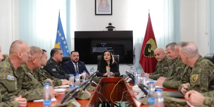 Osmani viziton FSK-në, uron ushtarët për angazhimin në të mirë të vendit, paqes dhe sigurisë