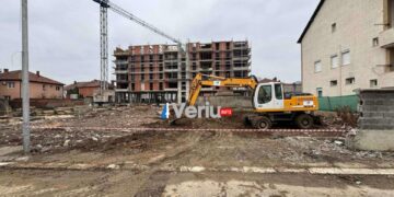 Pas raportimit të Veriu.info, inspeksioni komunal vendos shiritin në vendpunishten ku nisi ndërtim pa leje “Aurora Group” (Foto)