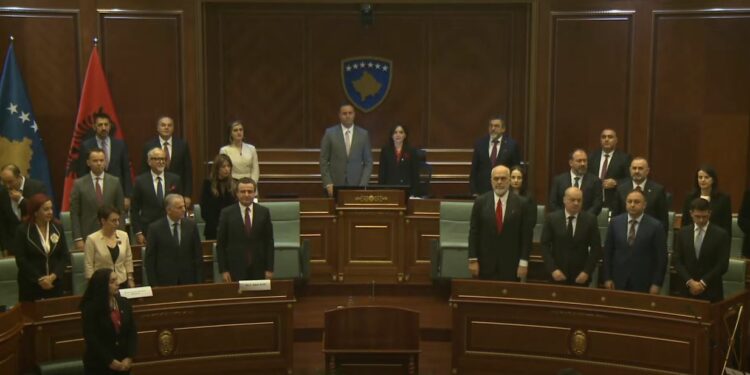 Mbledhja e përbashkët parlamentare nis me Himnin e Kosovës dhe atë Kombëtar