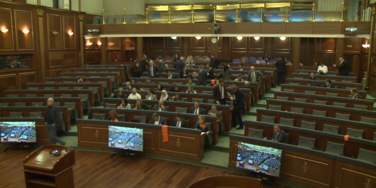 VV-ja e vetme vazhdon edhe natën punimet në Kuvend, kritikohet ashpër: Puç parlamentar dhe shembje e demokracisë