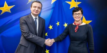 Kurti takon Komisioneren për Zgjerim të BE-së, kërkon largimin e masave ndaj Kosovës