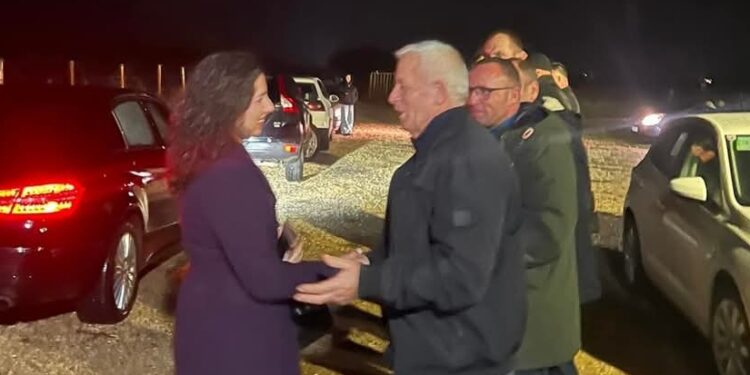 Kandidatja e PDK-së, Aurora Berisha takon në rrugë bashkëfshatarët, tenton ta “shes” si mbështetje serioze