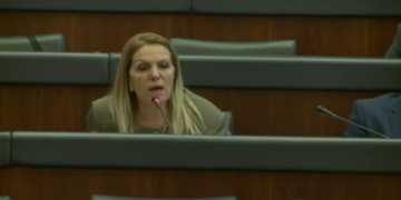 Mimoza Kusari-Lila del për fjalim, Time Kadriaj i bërtet “Zdravo”