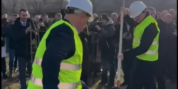 “Thaçi, Thaçi”, Kurti pritet me brohoritje të qytetarëve në vënien e gurthemelit të QKMF-së në Drenas
