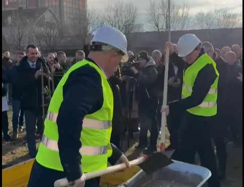 “Thaçi, Thaçi”, Kurti pritet me brohoritje të qytetarëve në vënien e gurthemelit të QKMF-së në Drenas