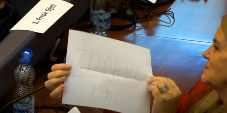 “Zdravo Mimi”, Kadrijaj i drejtohet Kusari-Lilës derisa po e mbante fjalimin në Kuvend