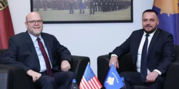 Maqedonci e nderon ambasadorin Hovenier, me medaljen për shërbim të shquar