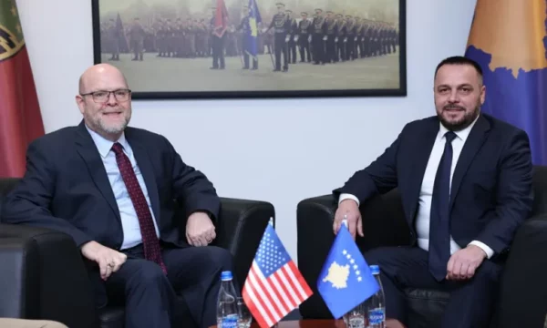 Maqedonci e nderon ambasadorin Hovenier, me medaljen për shërbim të shquar