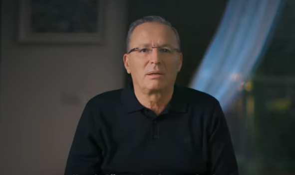 Bedri Hamza me rrëfim emocional për familjen dhe vlerat me të cilat është rritur (Video)