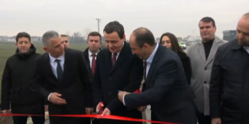 Veç dy palë gërshërë në përurim, Liburn Aliu ia jep Hysen Durmishit për ta prerë shiritin me Kurtin për 5 km rrugë