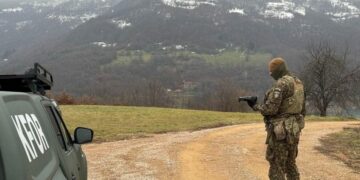 Ushtarët letonezë patrullojnë në Zubin Potok