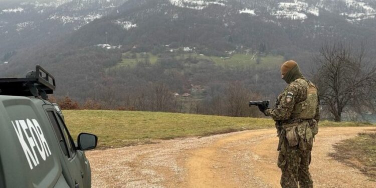 Ushtarët letonezë patrullojnë në Zubin Potok