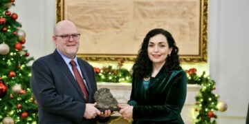 Osmani ia dhuron Hovenierit “një gur nga Trepça si simbol i tokës së lirë, të pavarur e të pandashme të Kosovës”