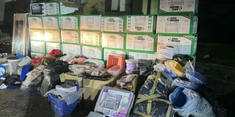 Policia parandalon një rast të kontrabandimit me mallra në Han të Elezit