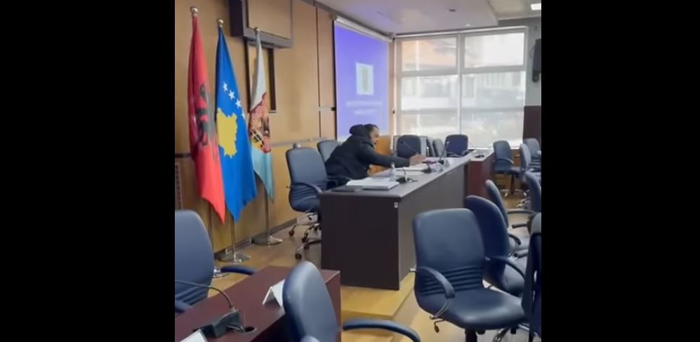 “Lëvizje Vandaliste”, “Fytyra e përhershme e VV`së” – LDK reagon ashpër pas eskalimit të Gëzim Sveçlës
