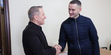 Kryetari Idrizi viziton ndërmarrjen “Përparimi”, takon djalin e heroit Afrim Bunjaku që u punësua vitin e kaluar