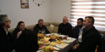 Krishtlindjet ortodokse, Sveçla e Krasniqi drekojnë me dy familje serbe në Shtërpcë