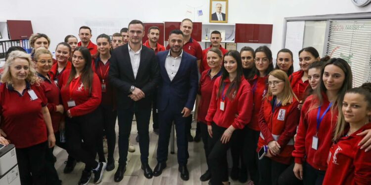 Djali i Ramiz Kelmendit përdor punëtorët e kompanisë për fushatë pasi kandidon për deputet në listën e AAK-së