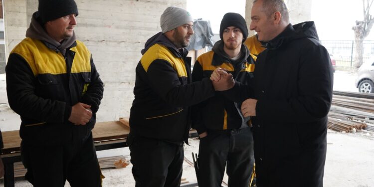 Kandidati i PDK-së, Fatbardh Rexha viziton kompaninë e suksesshme të ndërtimit “Ari Company”