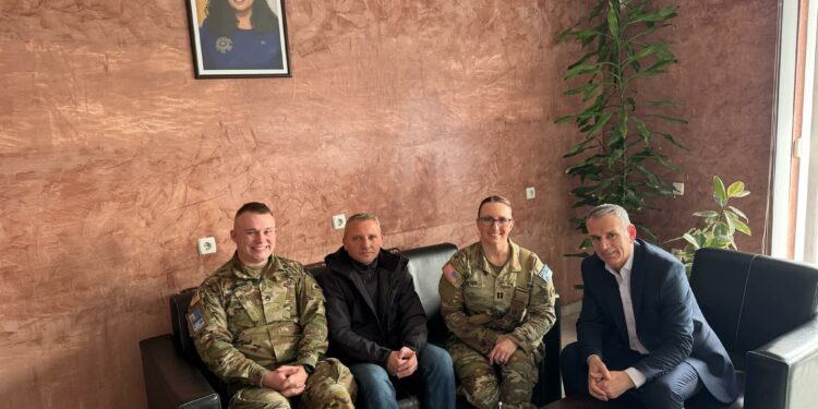 Kryeprokurori i Prokurorisë Themelore në Mitrovicë, Njazi Rexha ka pritur sot në takim përfaqësuesit e KFOR-it amerikan