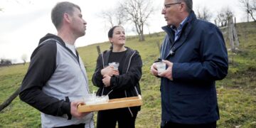 Hamza viziton një fermë në Keqekollë: Kosova duhet ta rrisë prodhimin vendor