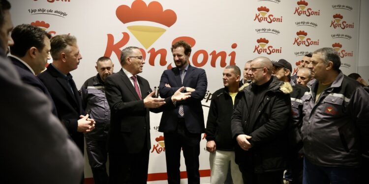 Bedri Hamza viziton KonSonin në Gjakovë: Unë do t’i mbështes prodhuesit vendorë