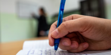 Më mirë vonë se kurrë: 50 vjeçarja në Kosovë shkon në klasë të parë