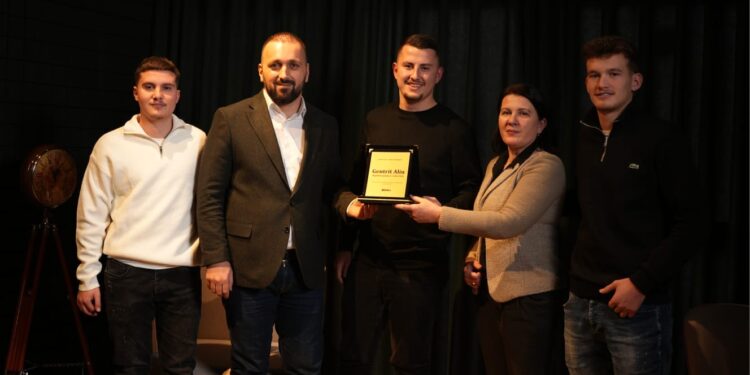 Kameramani Gentrit Aliu shpërblehet me çmimin “Blerim Zhabari”