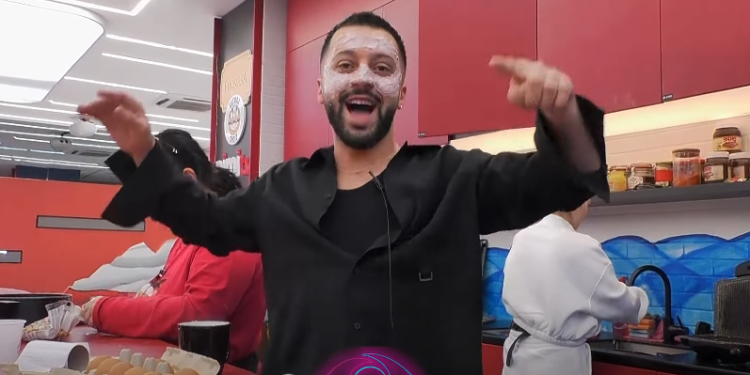 Gjesti i drejtohet kamerës dhe ka një mesazh për njerëzit jashtë (VIDEO)