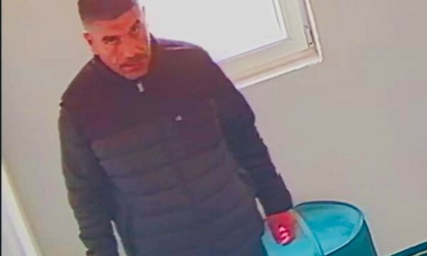Vodhi para në një xhami, Policia ia publikon fotografinë të dyshuarit- kërkon ndihmë për kapjen e tij
