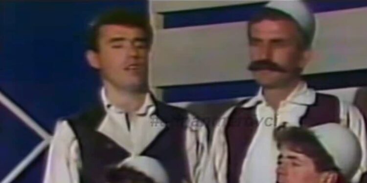 Moment emocionues: Shfaqet një video duke kënduar Hamëz Jashari bashk me Ilir Shaqirin para çlirimit