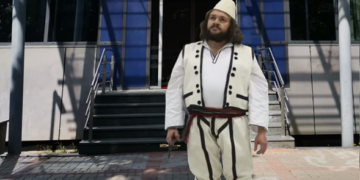 Aktori i shquar për grevën në sheshin e Prishtinës qenka kandidat për deputet