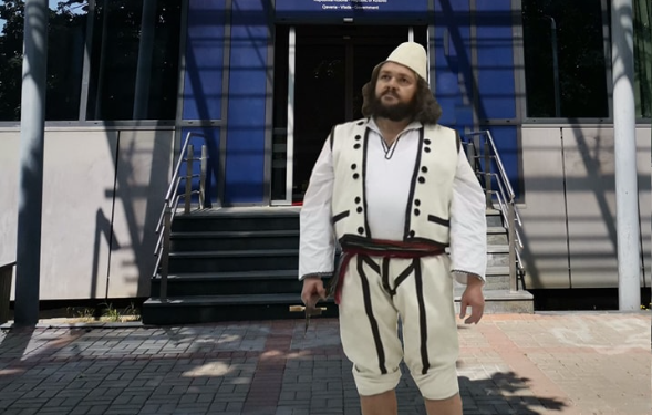 Aktori i shquar për grevën në sheshin e Prishtinës qenka kandidat për deputet