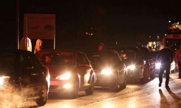 Vazhdojnë kolonat e gjata në pikat kufitare – Pritje mbi tri orë në Merdarë